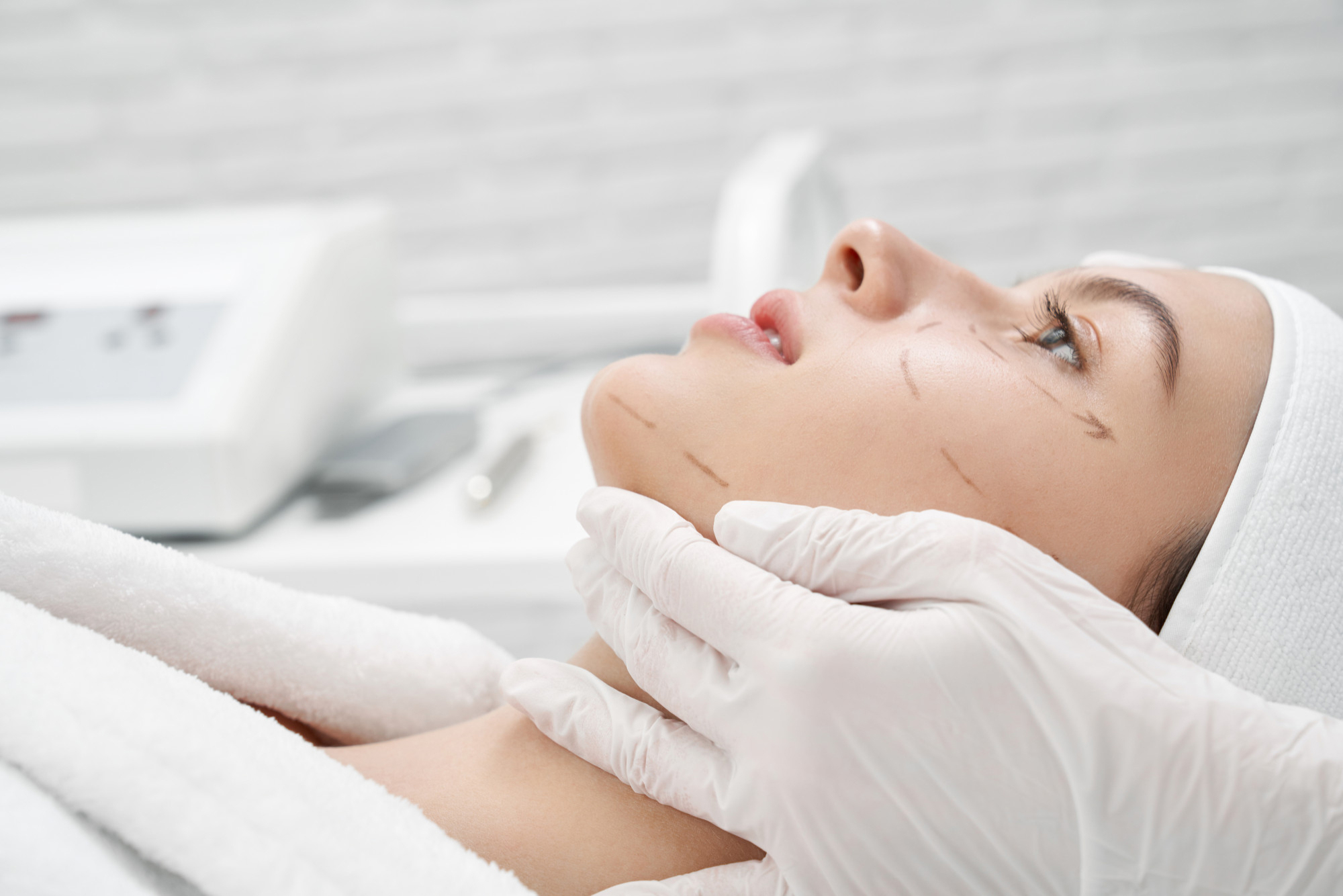 Valoración facial en una consulta de medicina estética